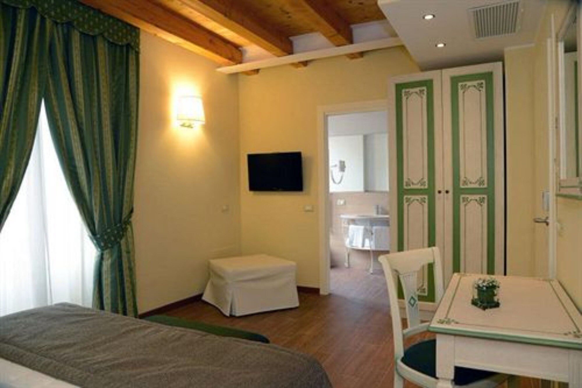 ROOM, TWIN BEDS