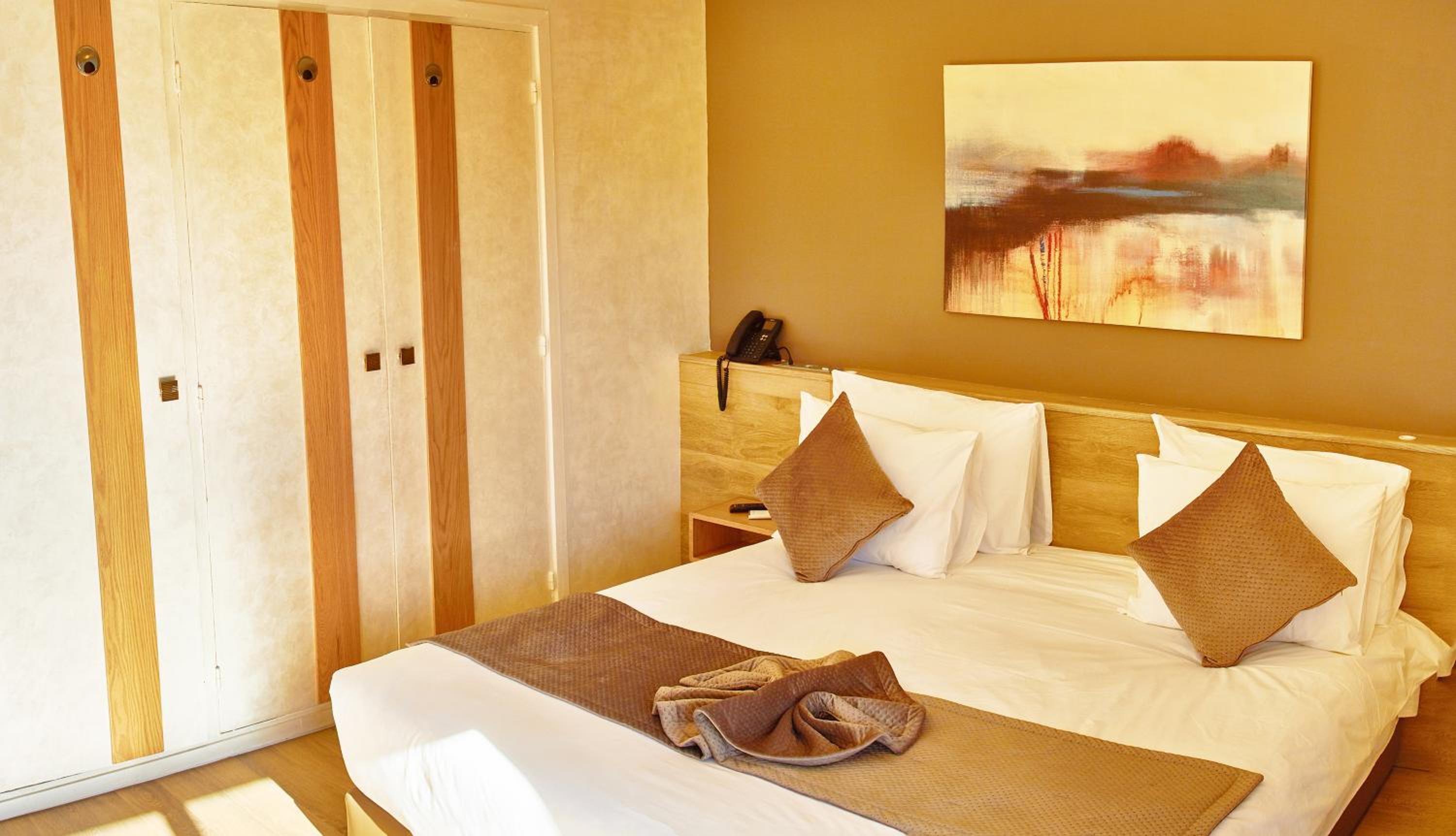 ROOM, DOUBLE BED