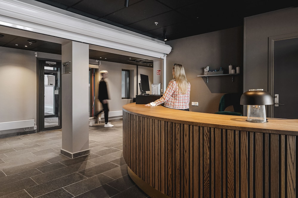 Enter St Elisabeth Suites 7/50