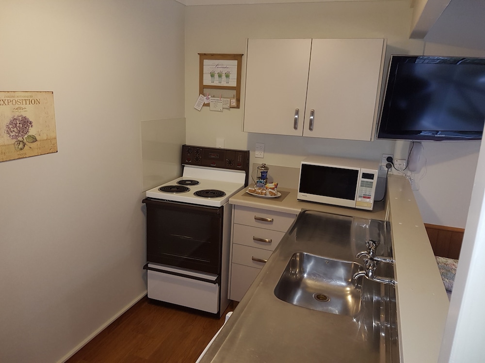 Cottage Mews Motel 58/72