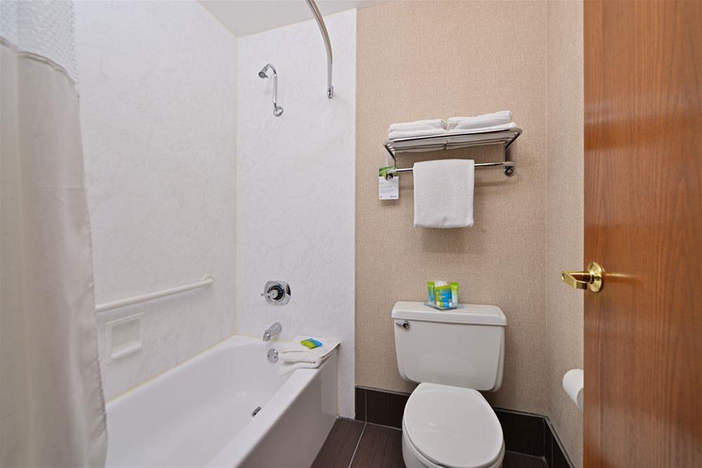 Radisson Hotel Madison 41/43