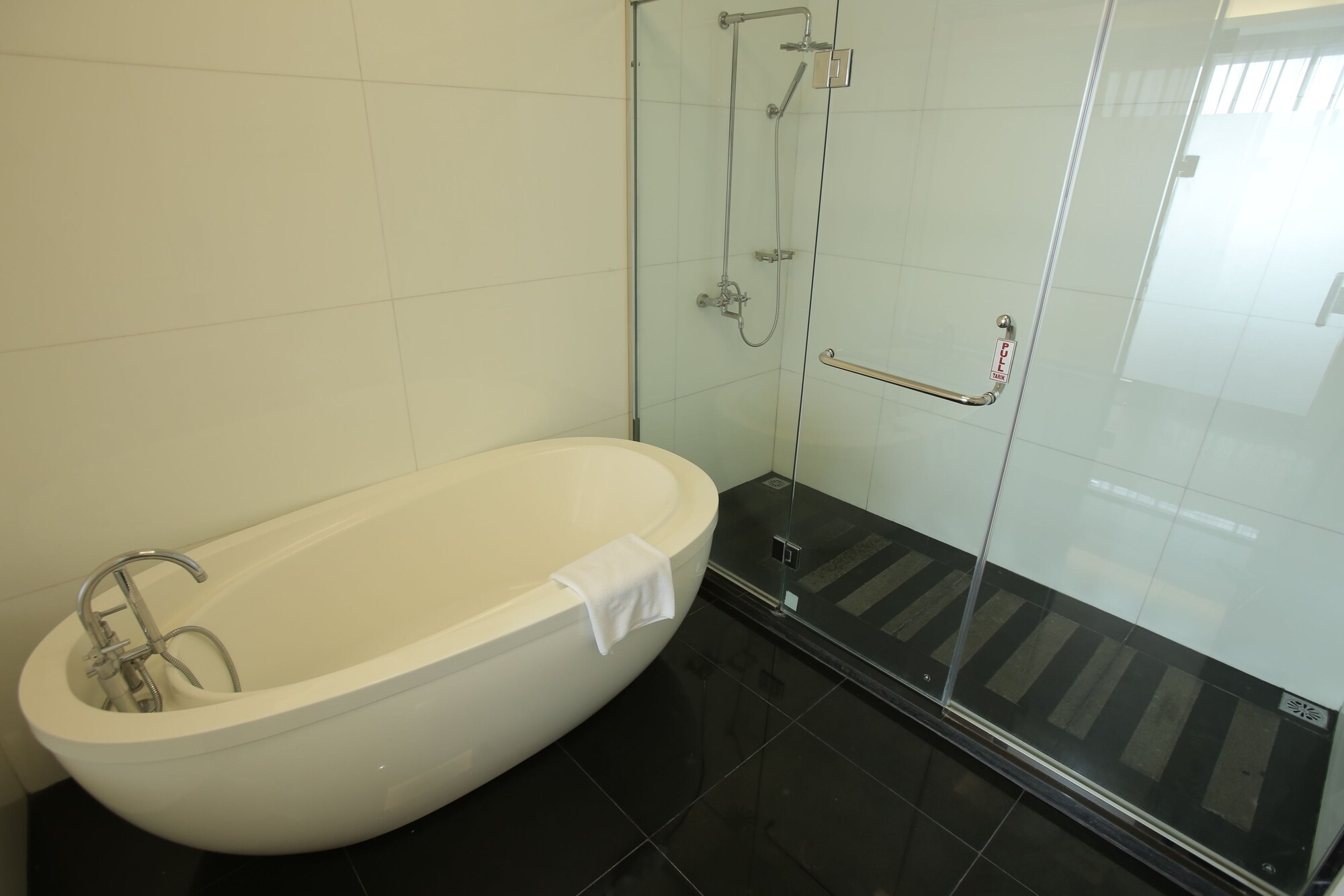 إقامة بسريرين كينج، Merlynn Park Hotel 10/10