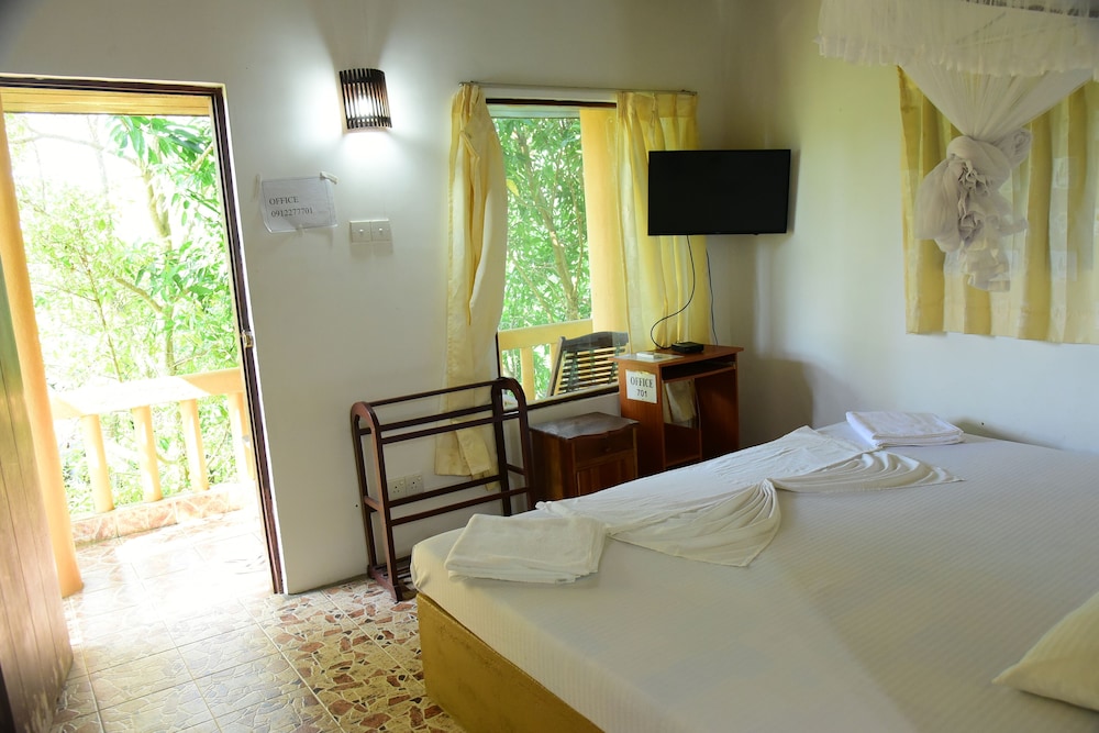 Shiny Lakeside Resort 20/58