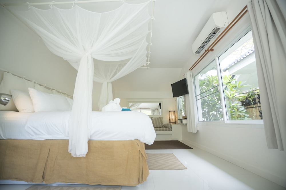 BUNGALOW, BEACH FRONT