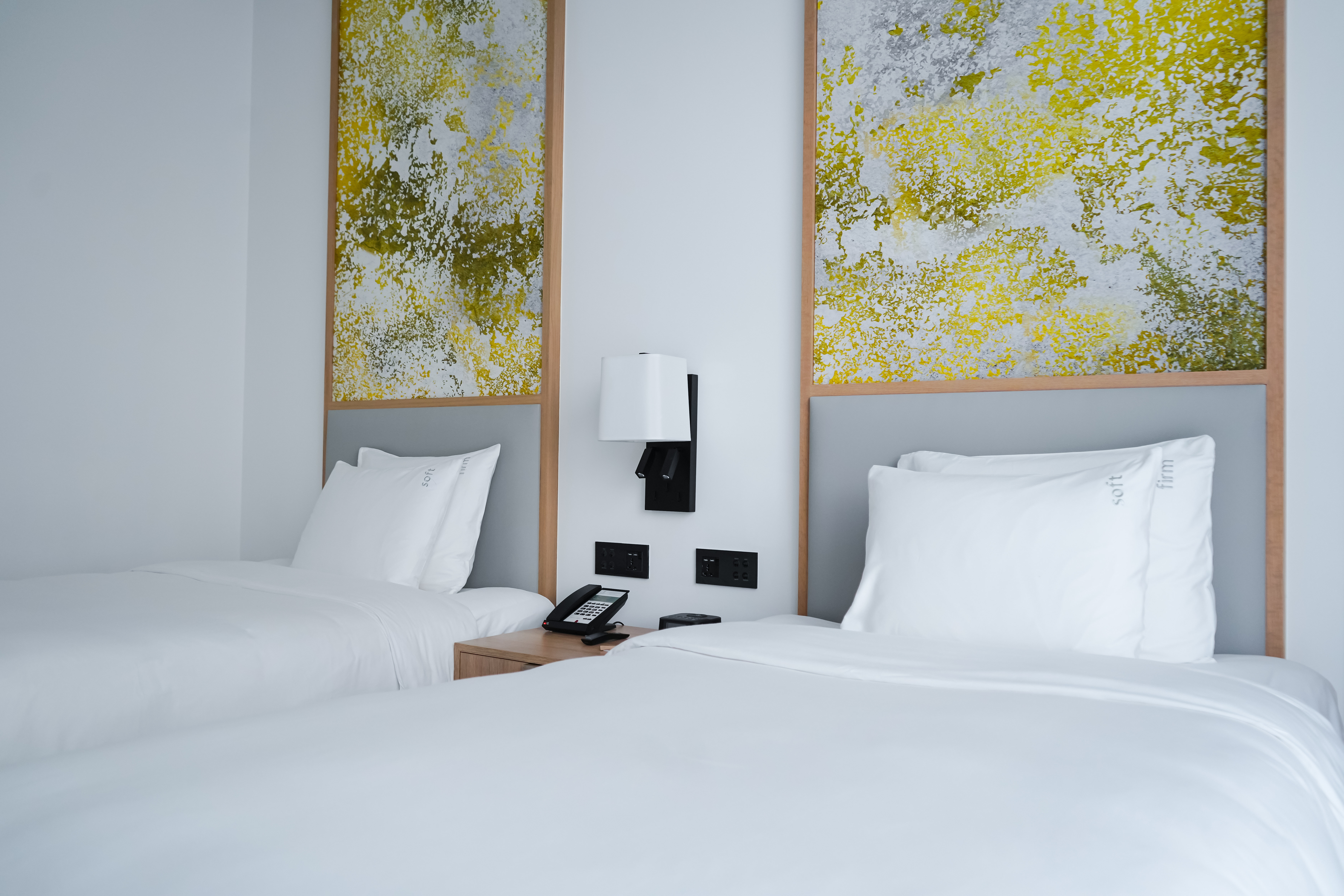 غرفة قياسية بسريرين منفصلين للمدخنين، Holiday Inn Dubai Business Bay 2/3
