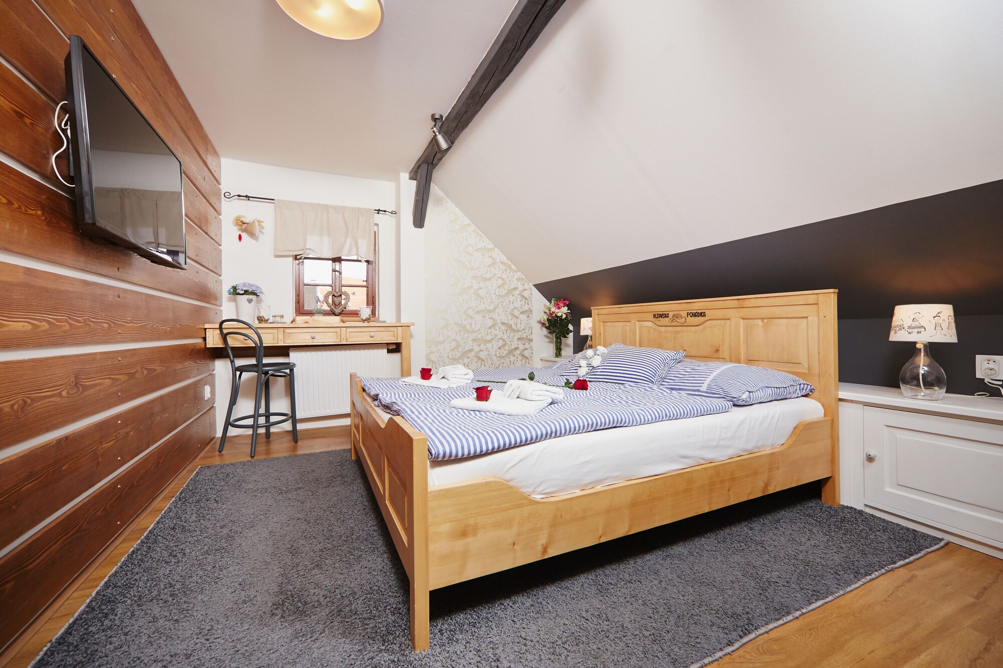DELUXE, DOUBLE BED