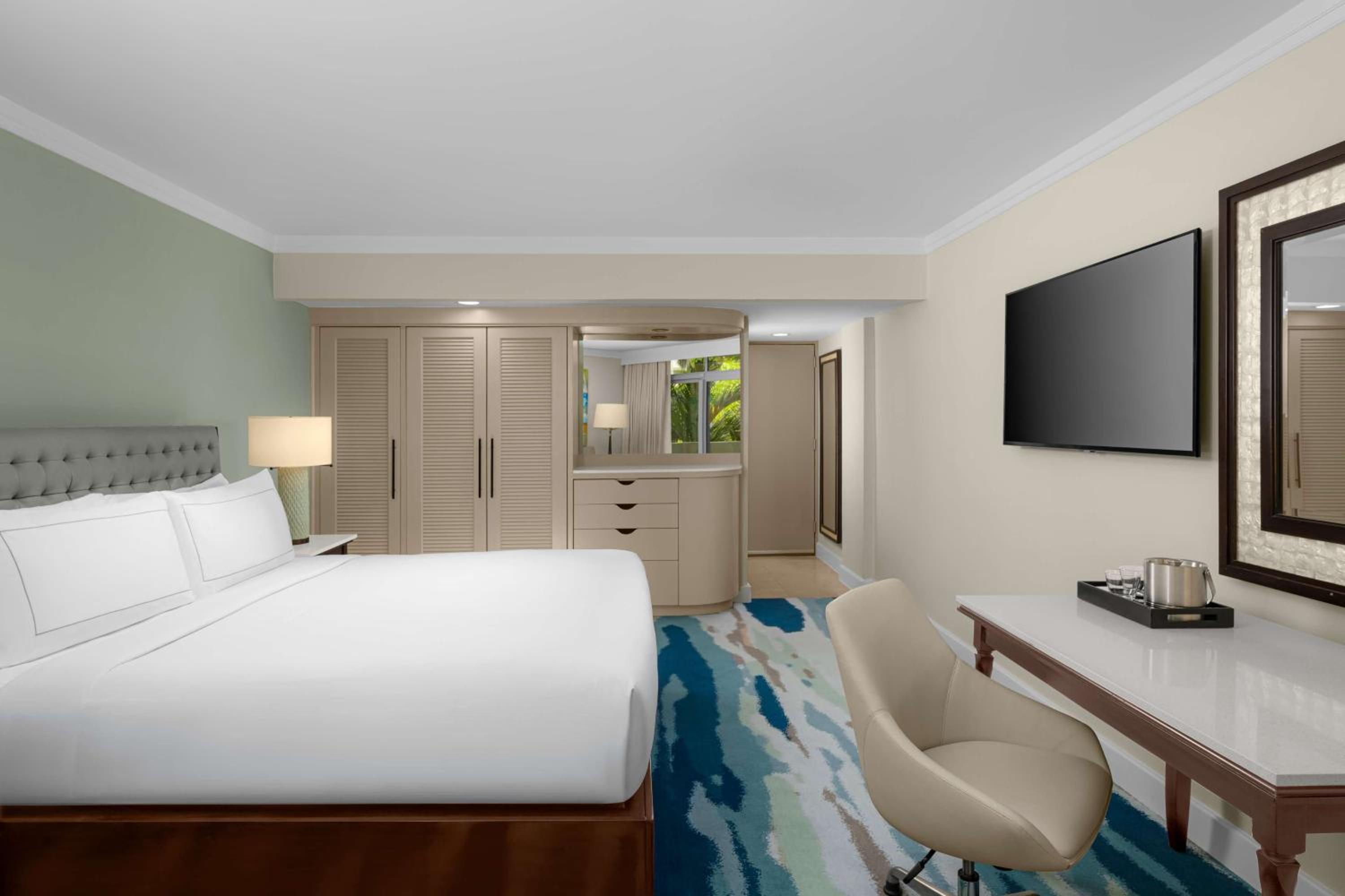 Room, King Bed, Tower or Ocean View