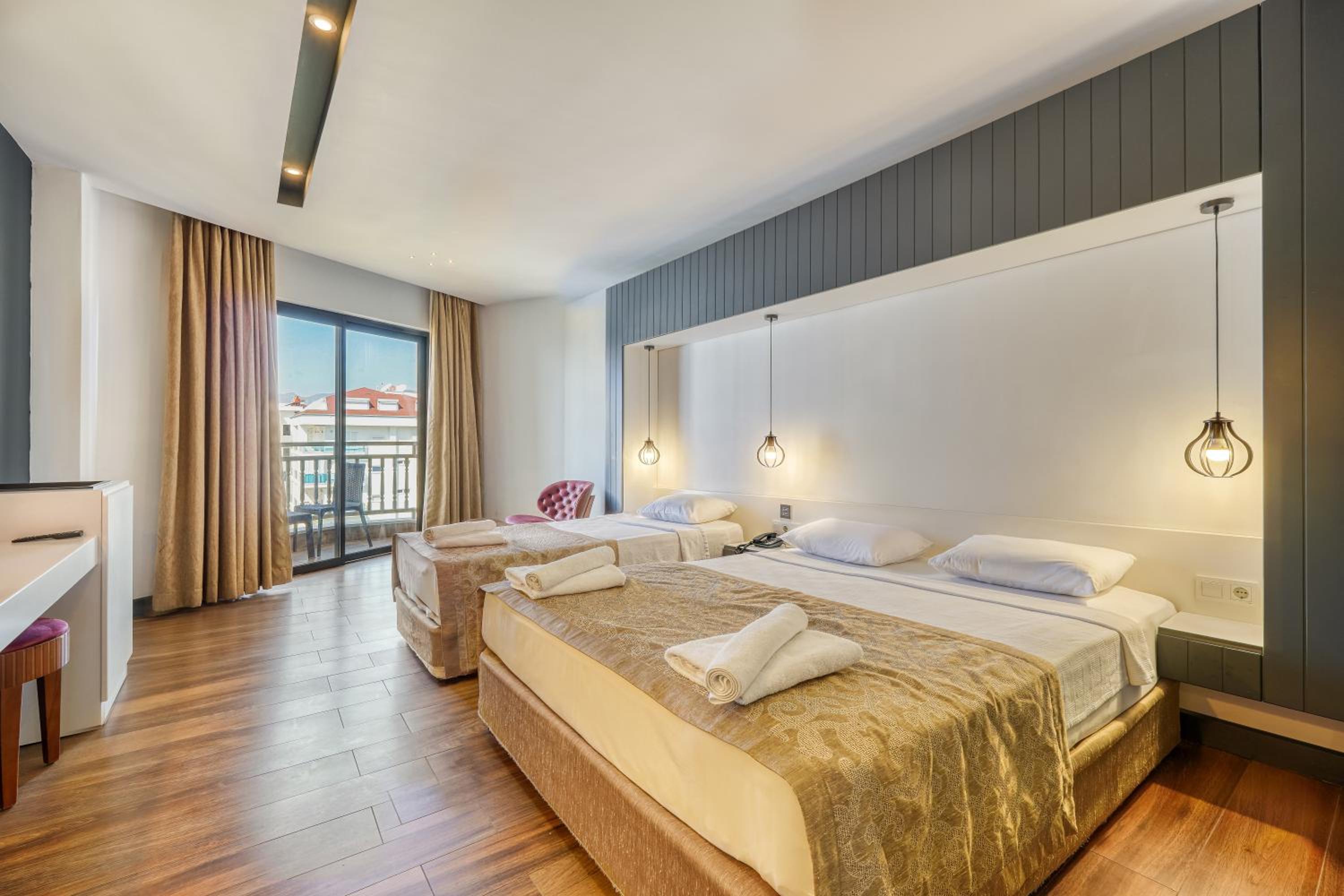 Room, 1 Double and 1 Single Bed, Lateral Side Sea View