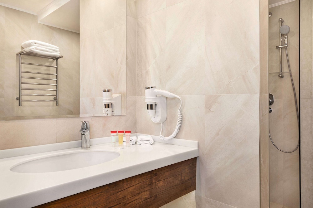 Ramada Hotel and Suites by Wyndham Yerevan 16/45