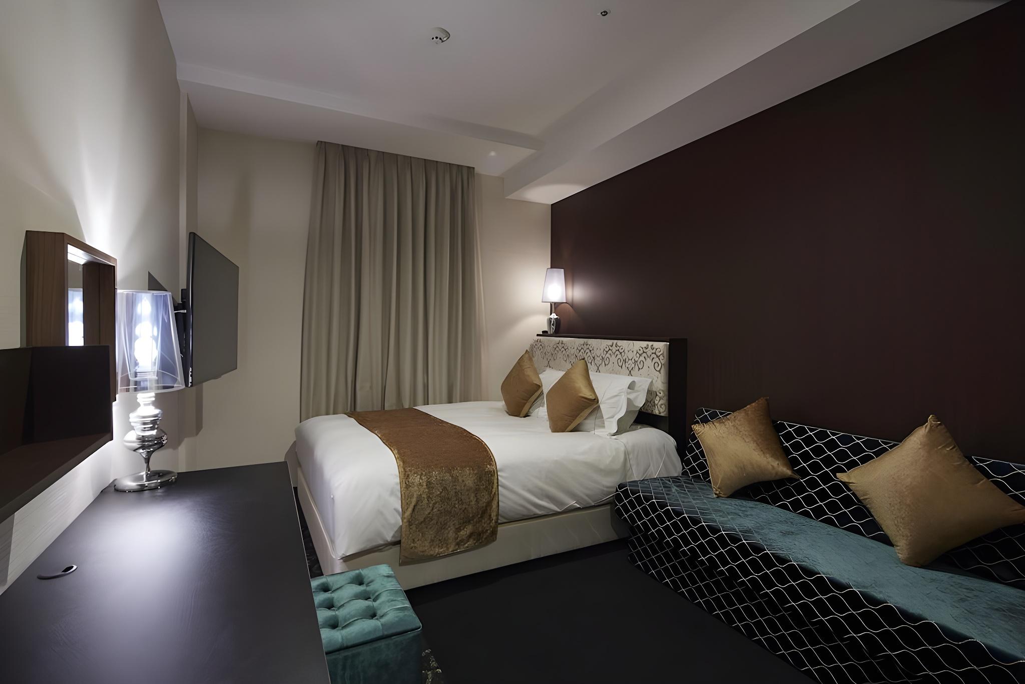 Adjoining, Superior, Queen Bed