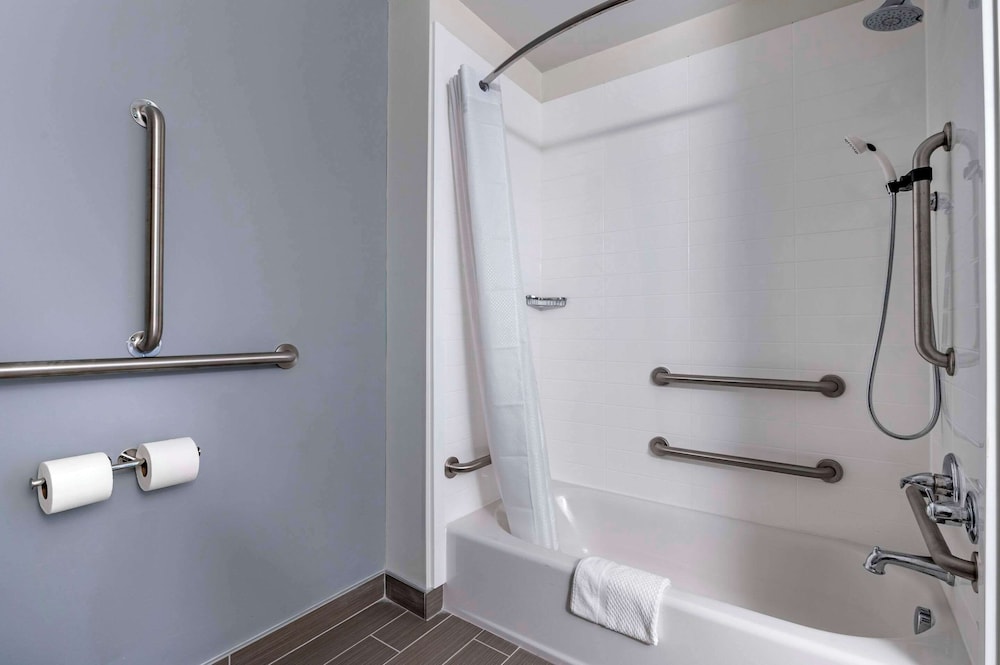 جناح بسرير كينج مع أريكة لذوي الإعاقة، MainStay Suites Georgetown Lexington North 3/3
