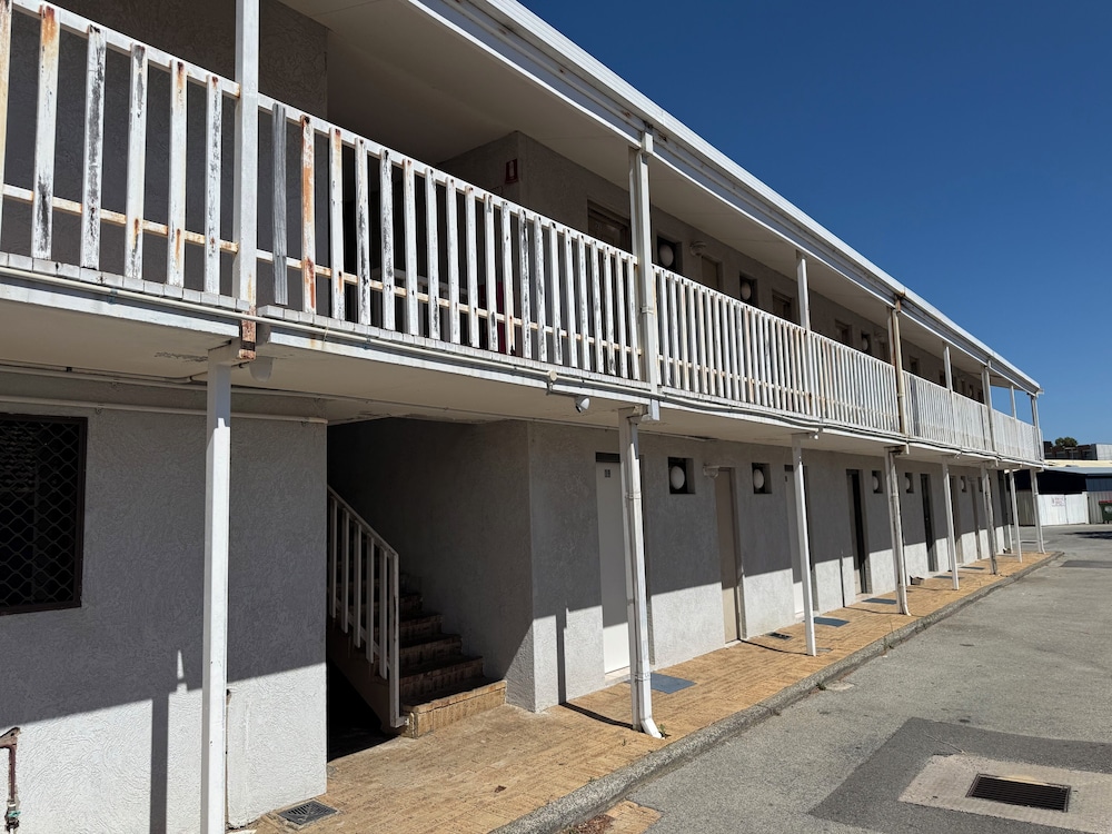 Budget Motel 4/46