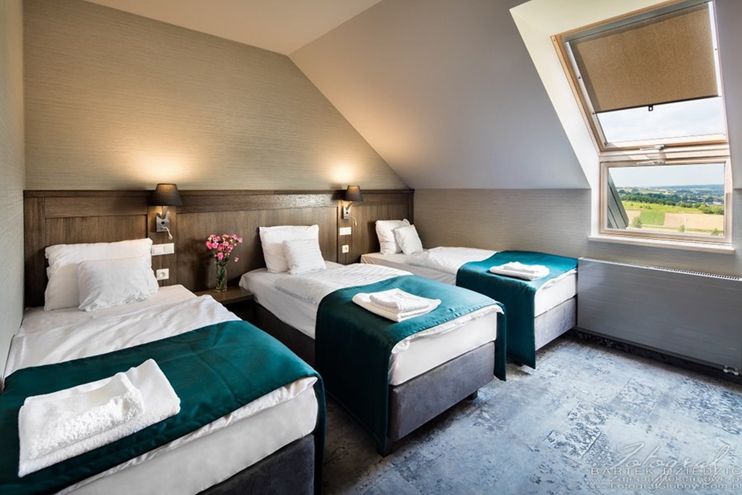 غرفة ثلاثية بثلاثة أسرّة وسرير كوين مع سرير إضافي