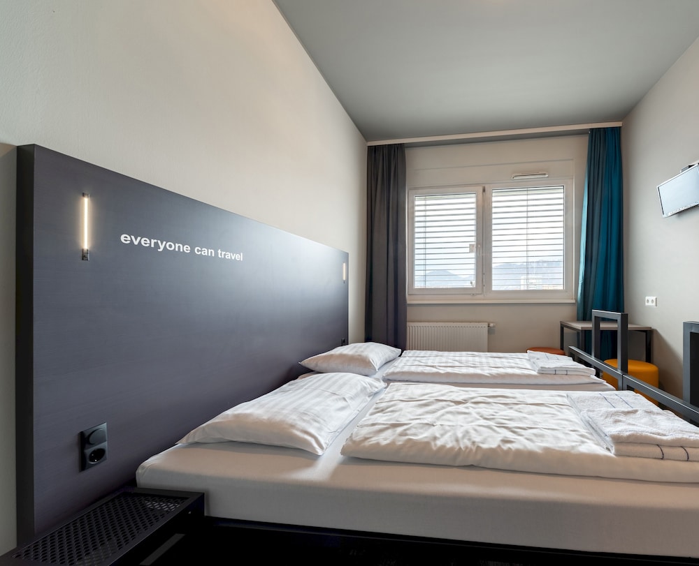 ROOM, SINGLE, TWIN BEDS