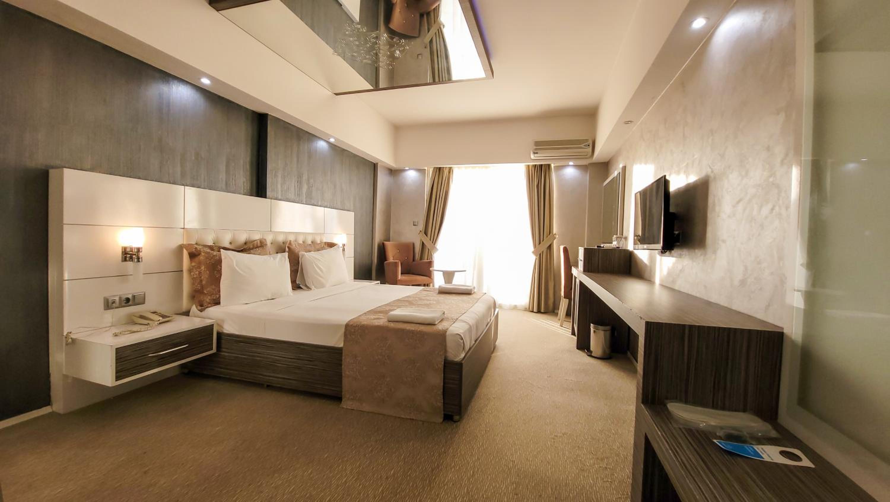 جناح سوبيريور، MOX Hotel 8/10