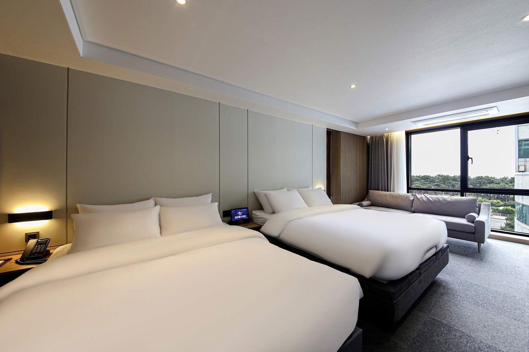 Family, 2 Double Beds, Light View, Bathtub
