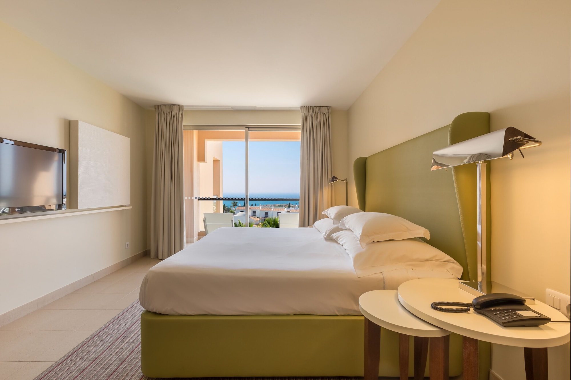 جناح بسريرين منفصلين بإطلالة على البحر بغرفة نوم واحدة مع أريكة، NAU Sao Rafael Suites 2/4