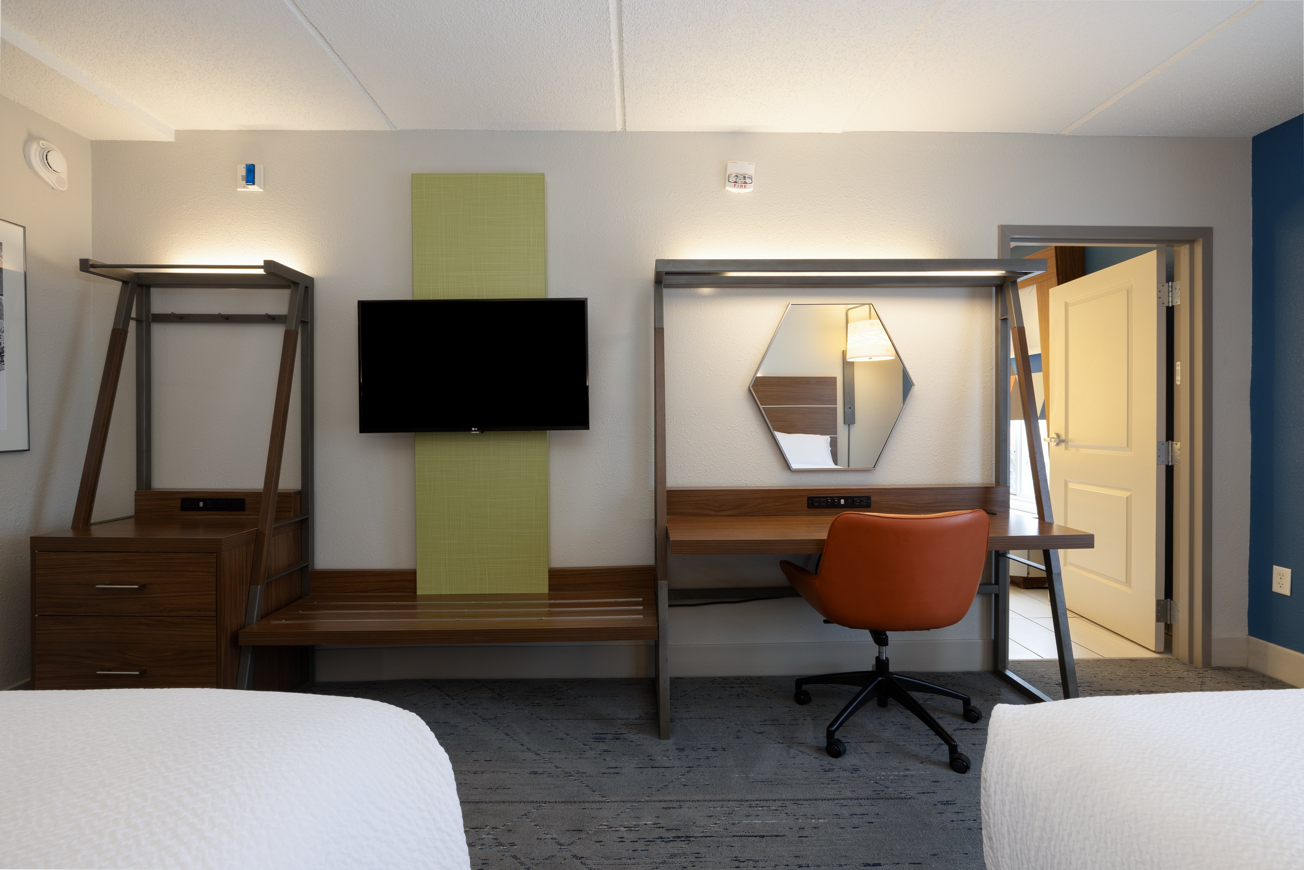 Holiday Inn Express Charleston US Hwy 17 & I-526 63/77