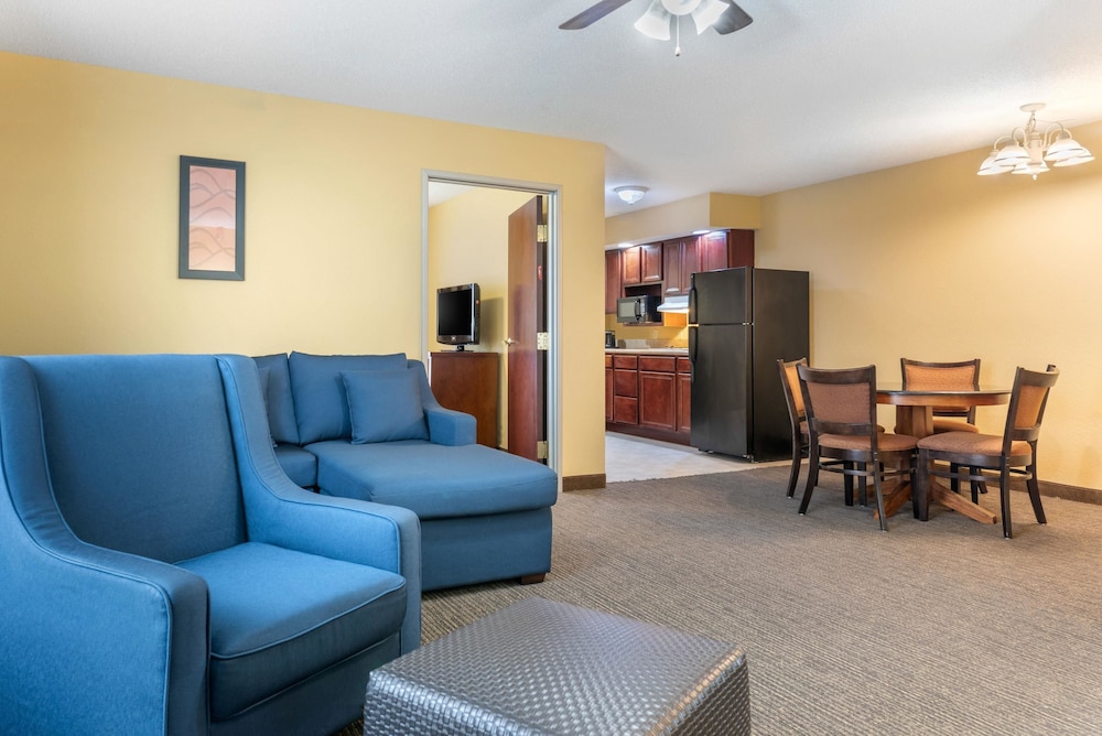 Comfort Suites Findlay I-75 near Sports Complex 25/31