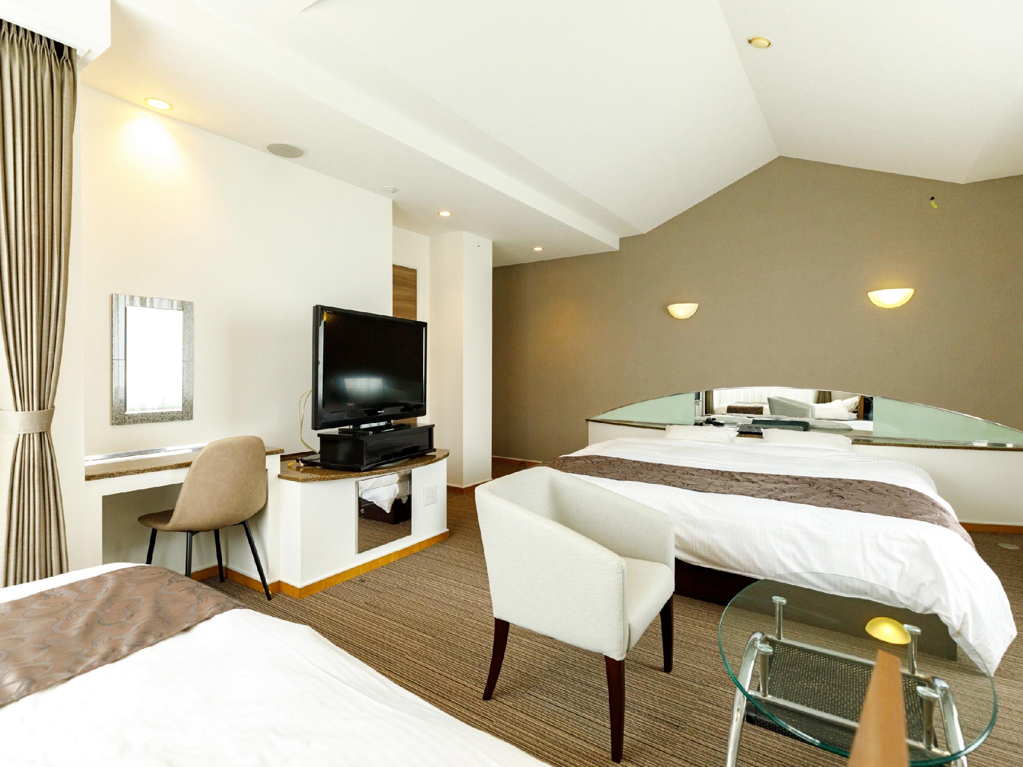 Upper, Deluxe, 1 King and 1 Single Beds, Ocean View