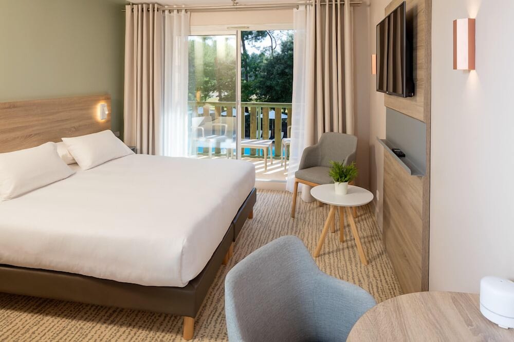 Room, King Bed, Pool Side