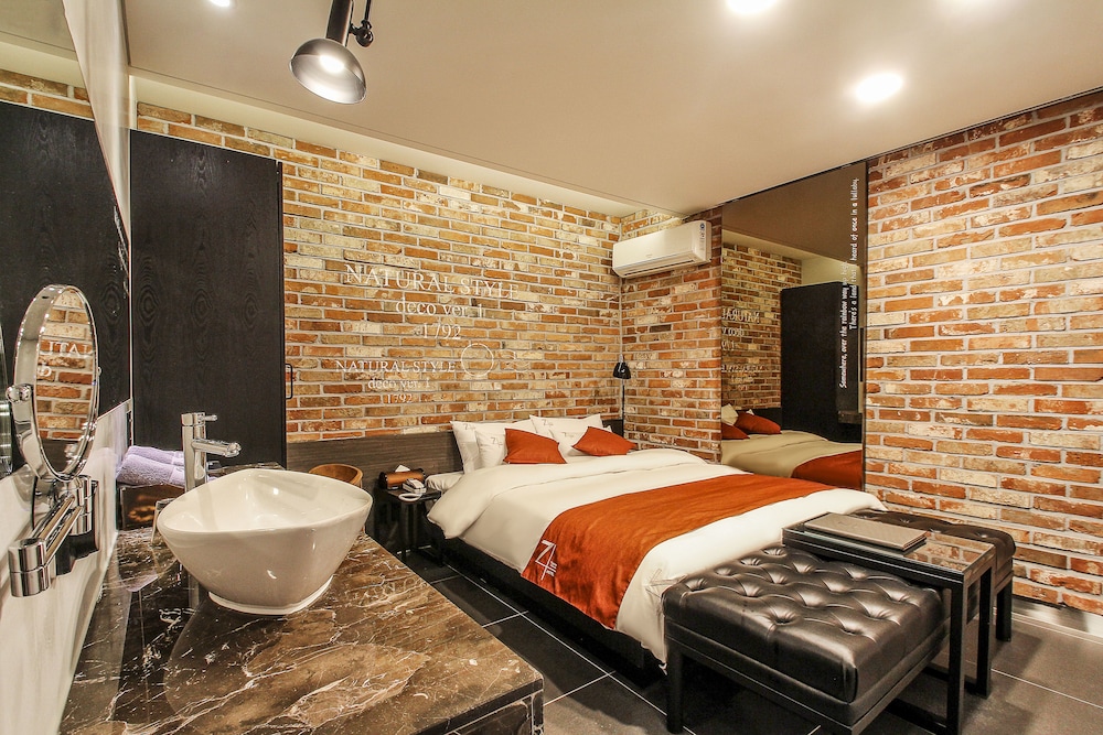Hotel 2.4 21/50