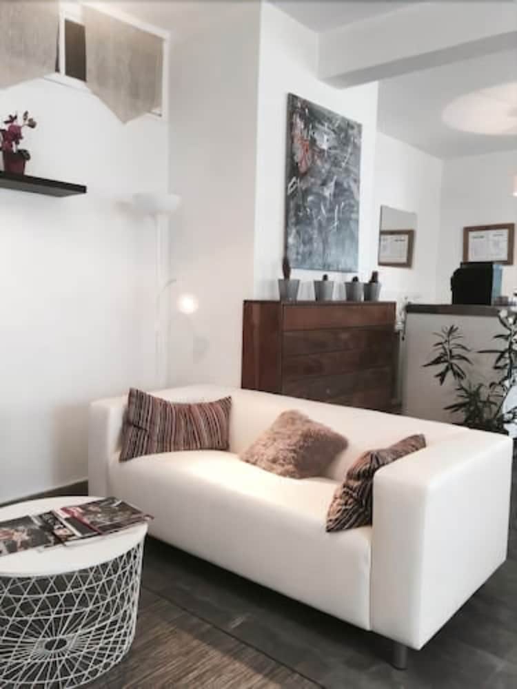 Aiglon Bylitis Hotel 23/66
