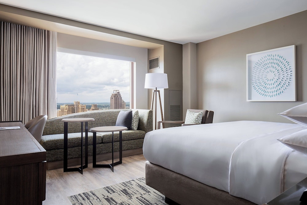 Club, King Bed, Accessible