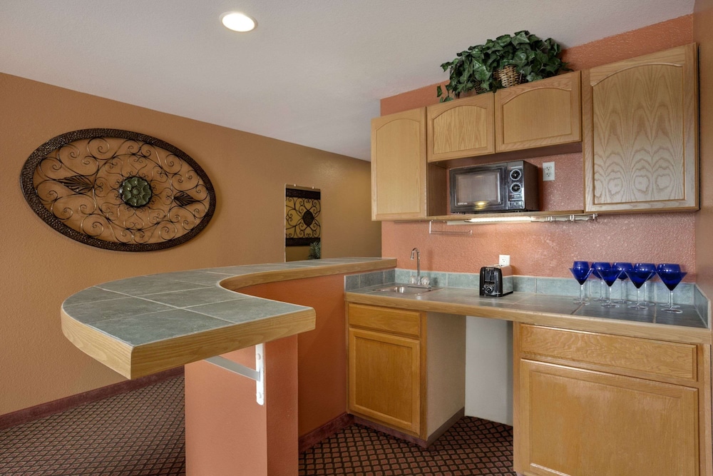 Days Inn & Suites Surprise 19/25