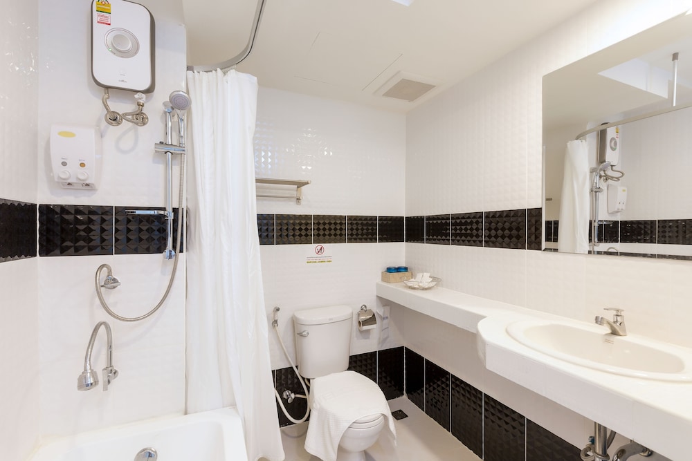 RoomQuest Suvarnabhumi Airport Rom Klao 48/55