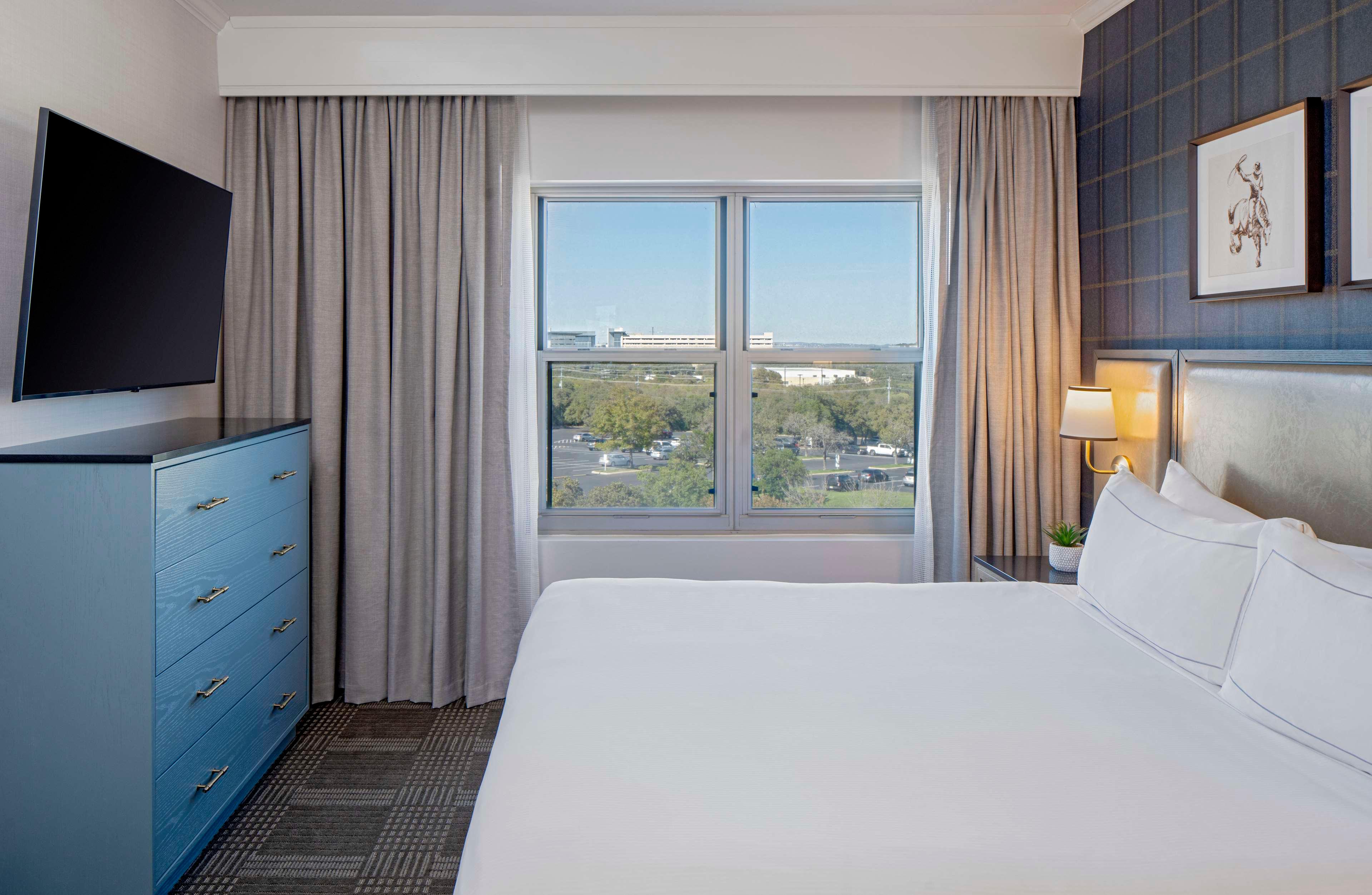 1 BEDROOM, SUITE, KING BED, BALCONY