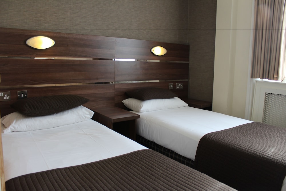 Huttons Hotel, Victoria London 28/63