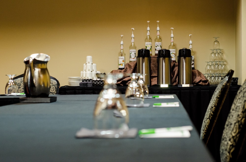 Holiday Inn Pewaukee-Milwaukee West 16/31