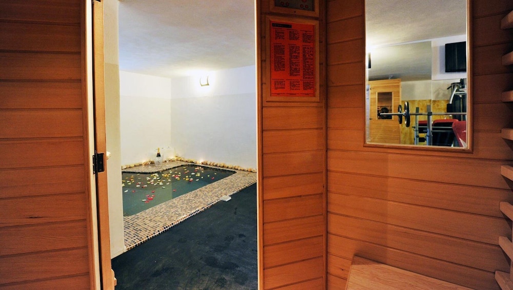 Afrodite Hotel 34/80