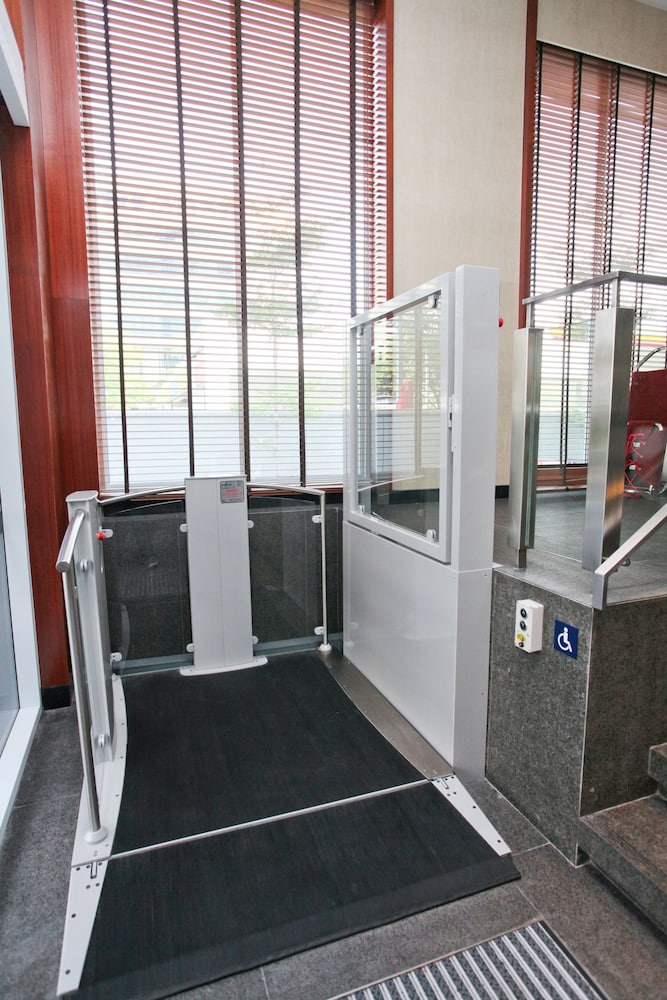 Aqueen Hotel Paya Lebar 27/32