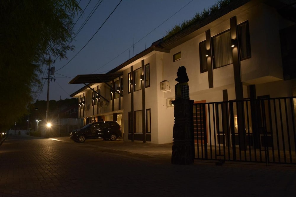 Puri Chorus Hotel 53/57