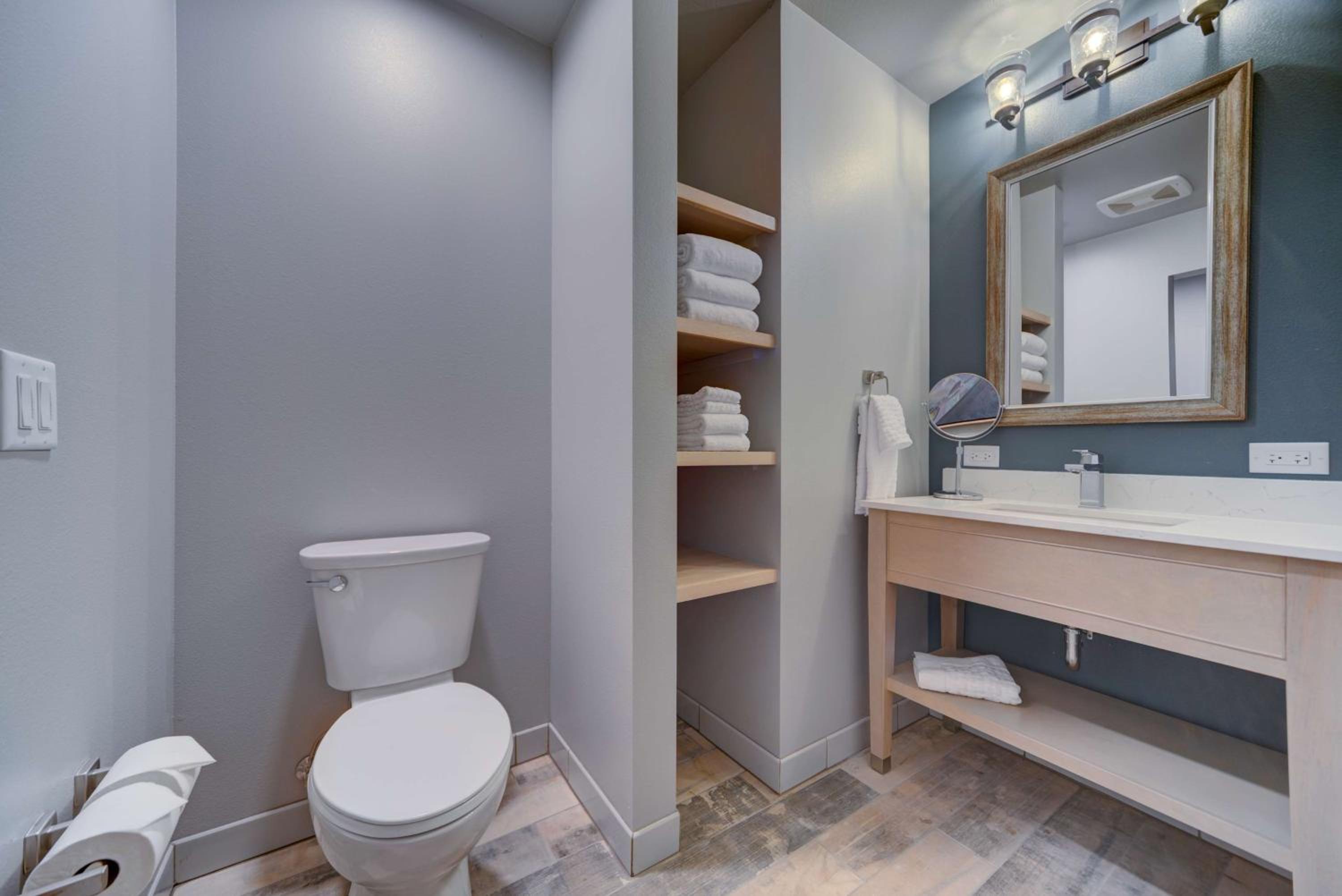 جناح بسرير فردي وسرير كوين بإطلالة على الجبل مع أريكة، Hotel Peppertree Bend, BW Premier Collection 3/11
