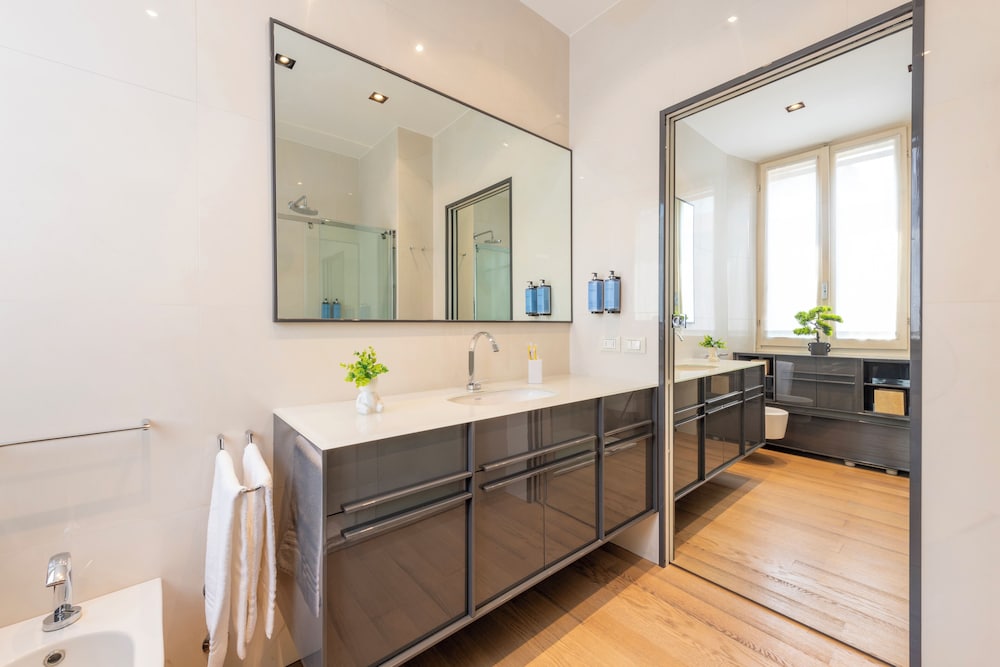 غرفة بسرير كوين مع أريكة، Milan Royal Suites Luxury Apartments 6/7
