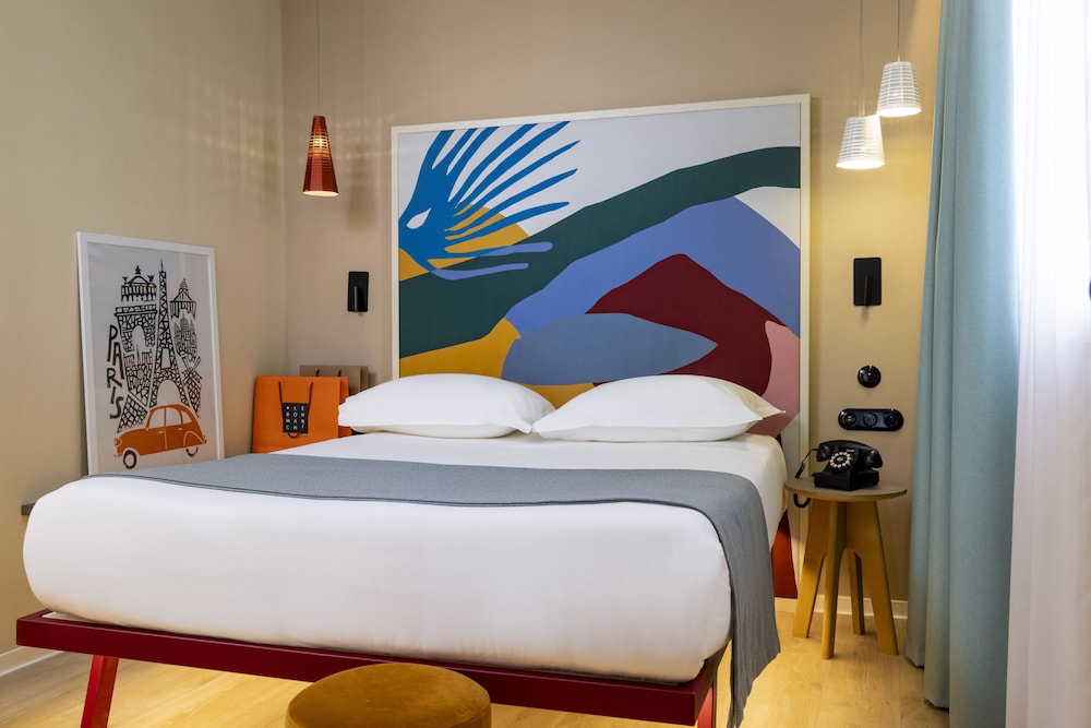 ROOM, DOUBLE BED