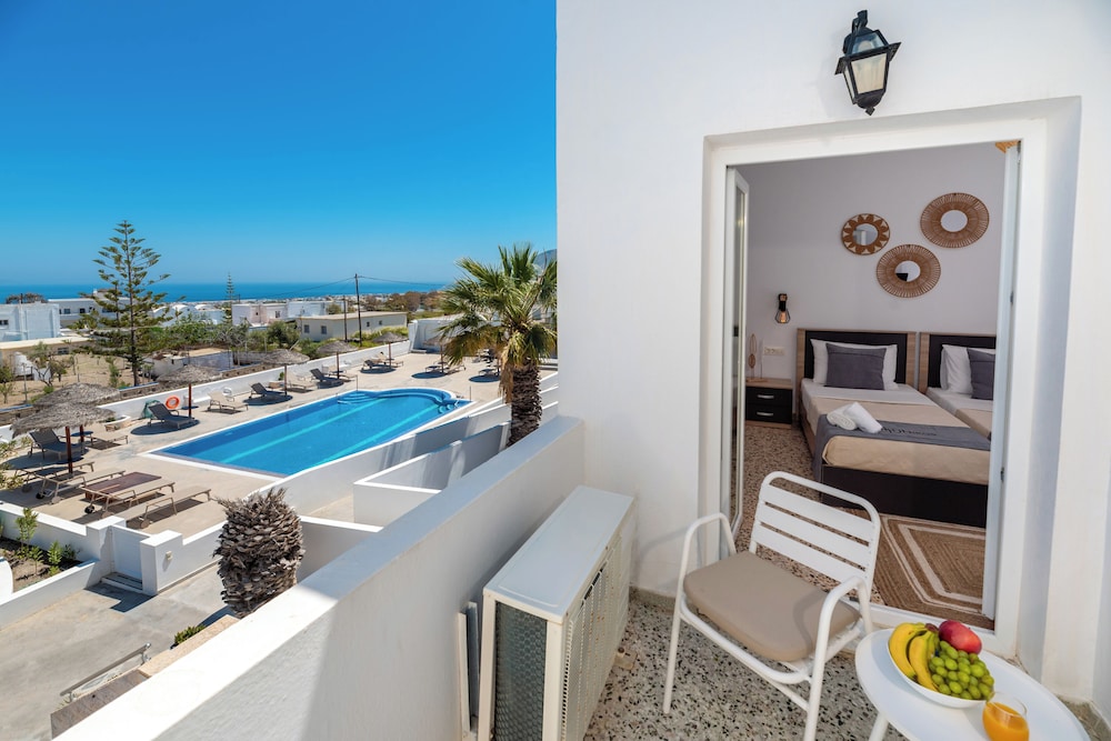 Nikos Hotel 24/46