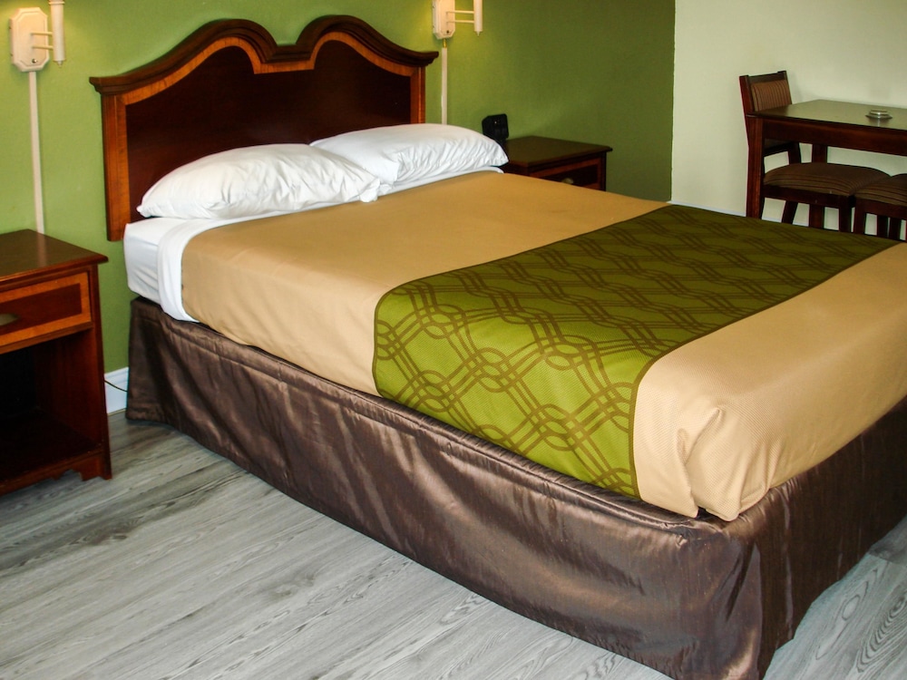 Econo Lodge Texarkana I-30 12/32