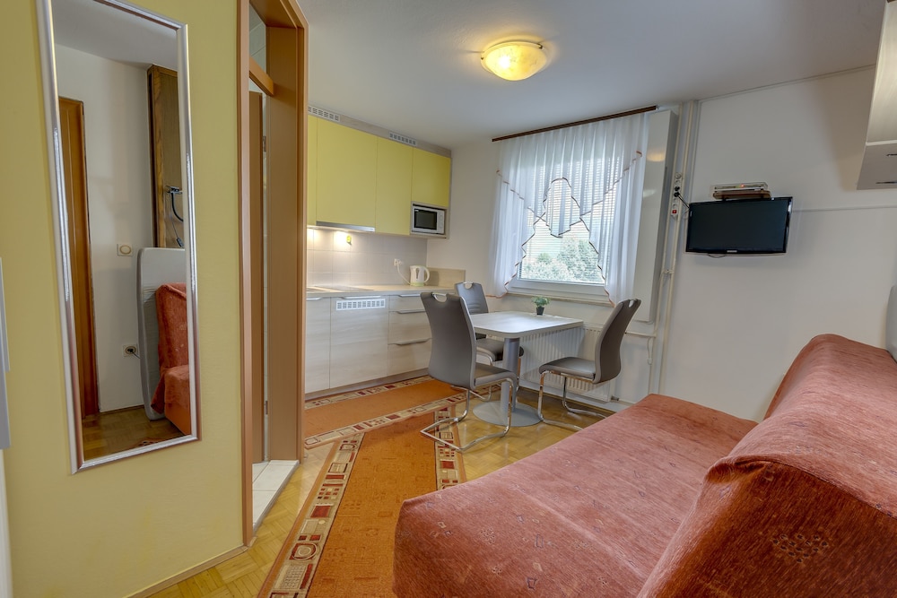 Rooms and Apartments Jana 44/76