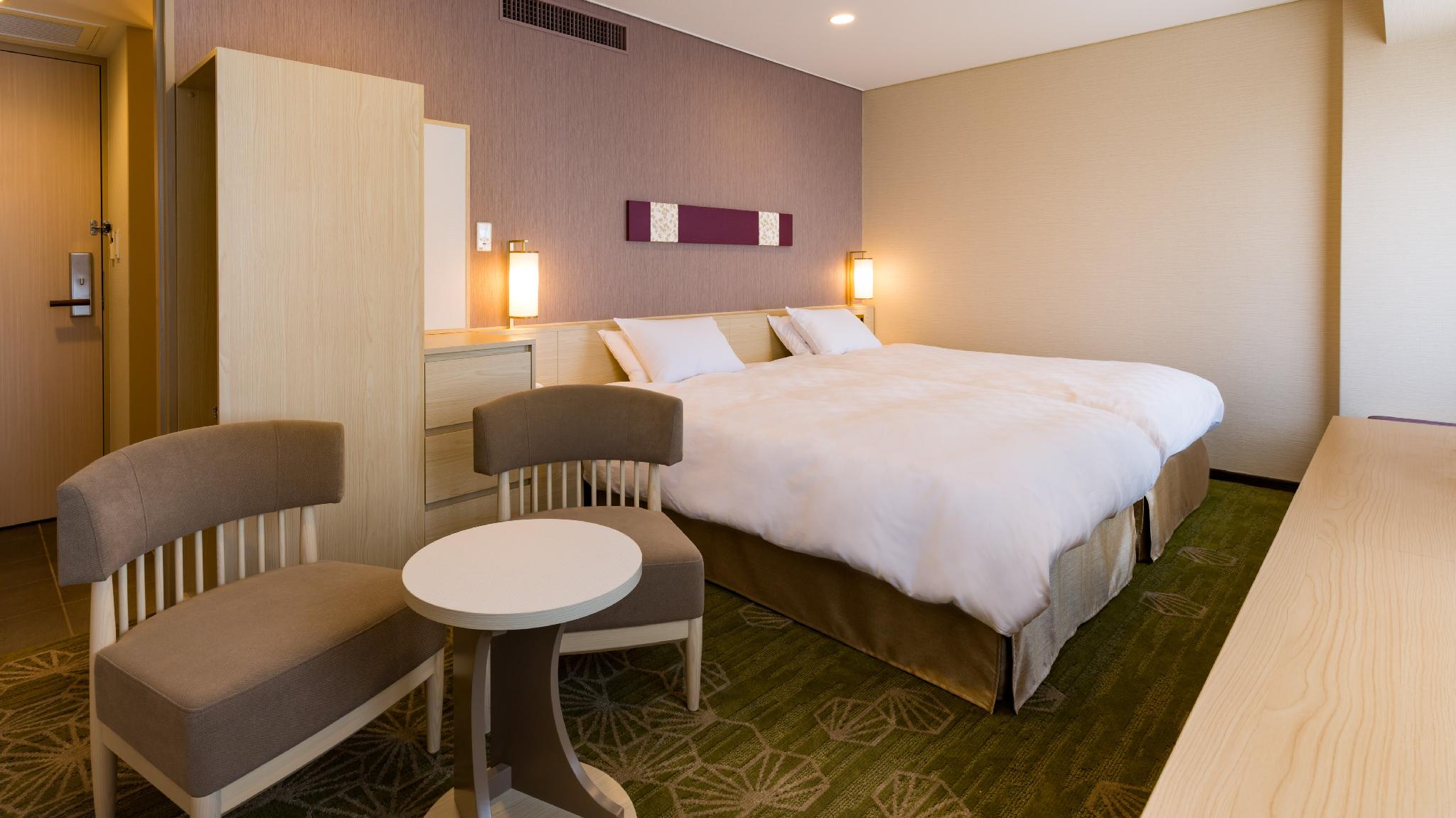 Deluxe, Twin Beds, Night View