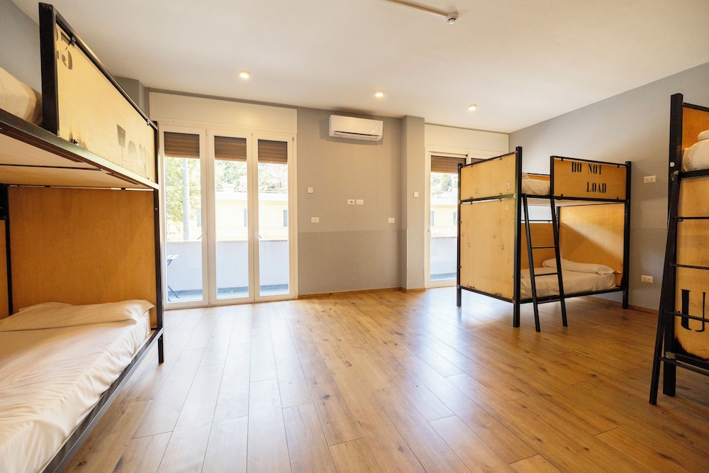 Female Dorm, Female Only, 8 People