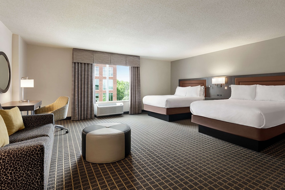 Hampton Inn & Suites Greenville Downtown RiverPlace 21/52