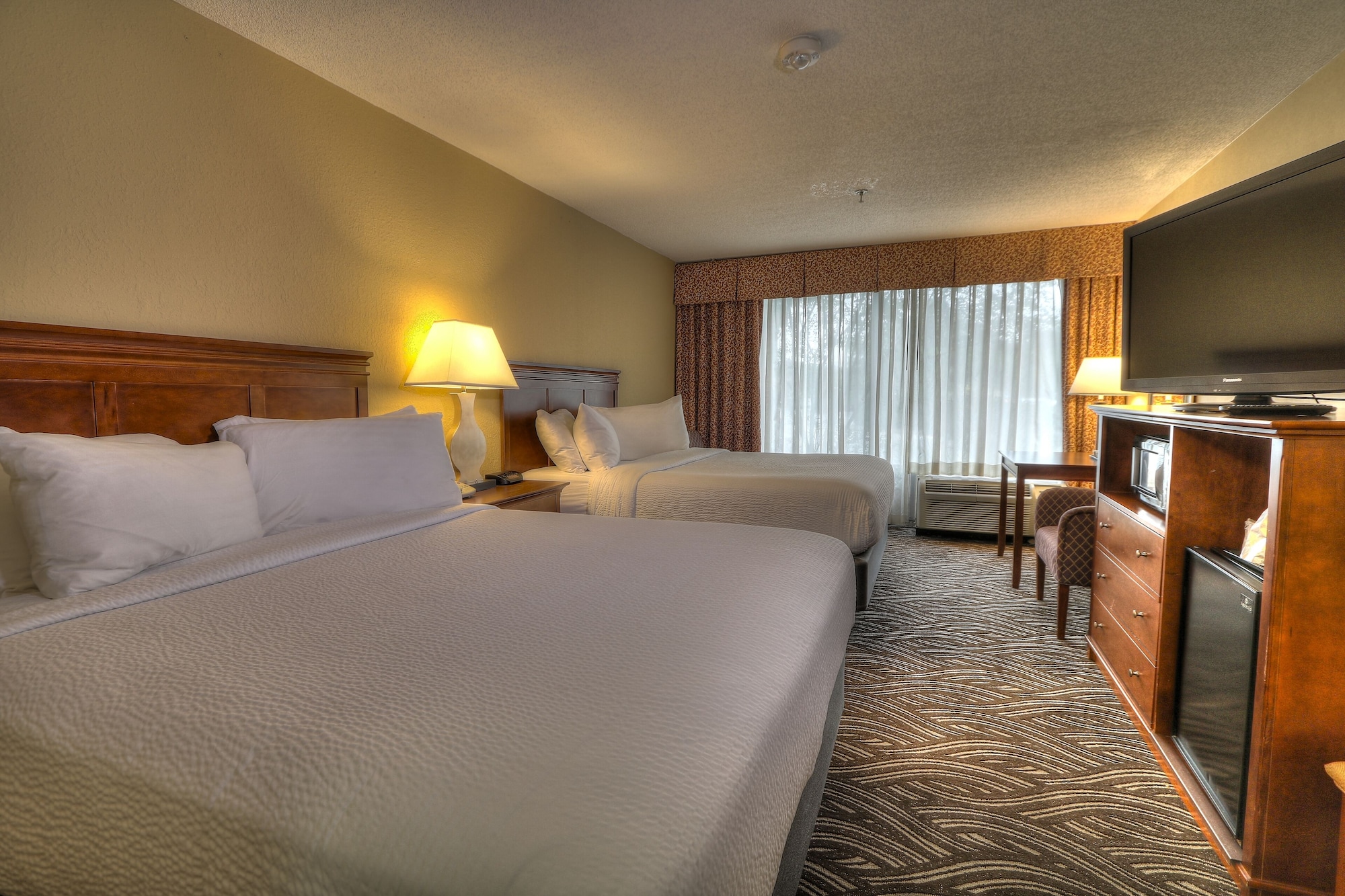 STANDARD, 2 QUEEN BEDS