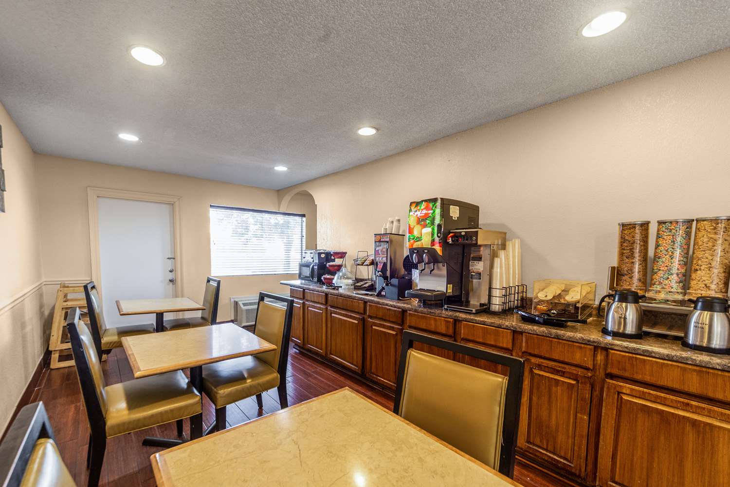 Econo Lodge Meridian 24/28