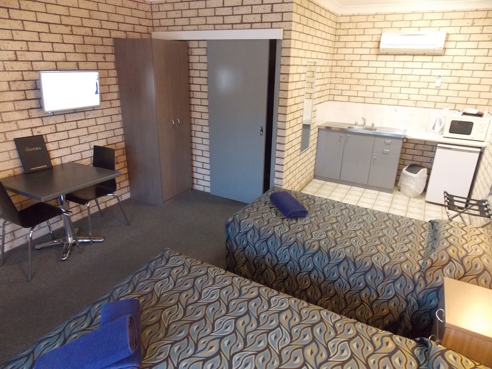 COWRA CREST MOTEL 18/50