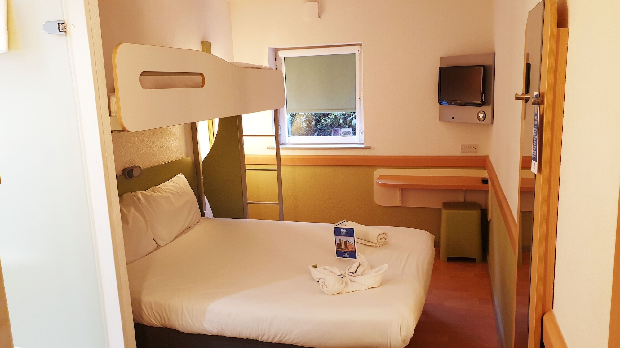 ROOM, TRIPLE, 1 DOUBLE AND 1 SINGLE BED, BUNK BED