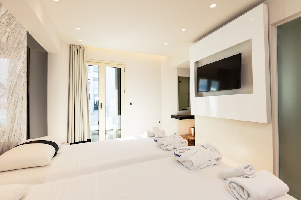جناح جونيور بسرير مزدوج بإطلالة جزئية على البحر مع أريكة، Kahlua Sea View Suites 7/10